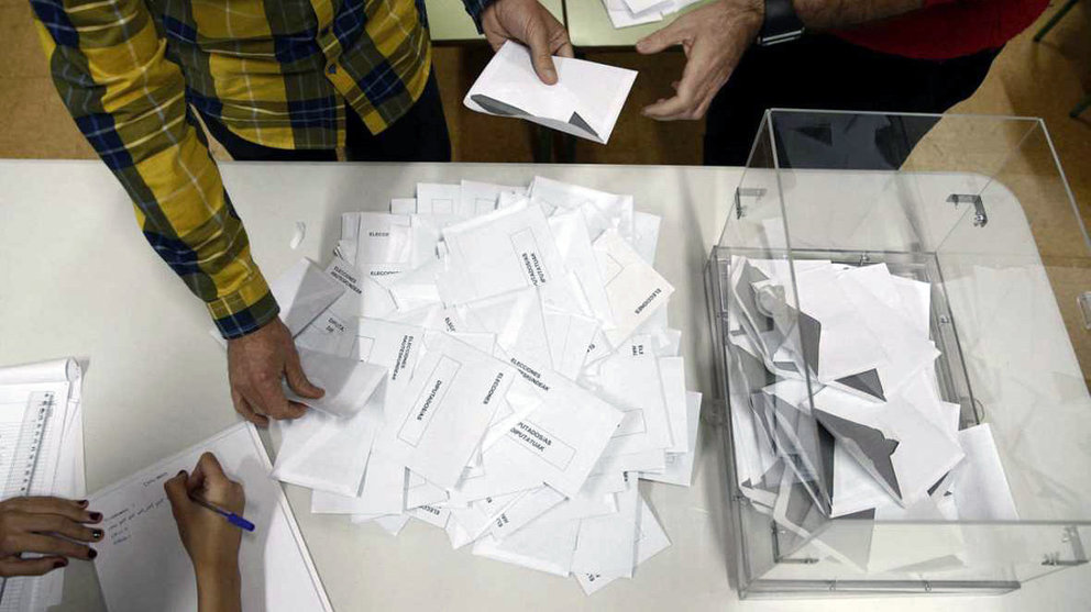 El presidente de una mesa electoral en Pamplona deposita los votos de la urna sobre una mesa en las elecciones del 20 de diciembre de 2015. EFE