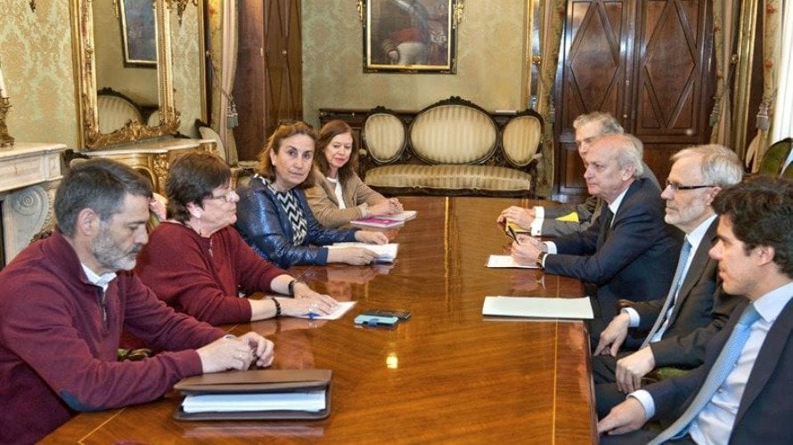Instantánea de la reunión, encabezada por la consejera Beaumont y el fiscal superior Sánchez.