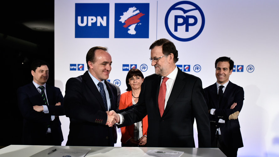 El presidente de UPN, Jose Javier Esparza, y Mariano Rajoy, firman de nuevo la coalición entre PP y UPN para las elecciones de 26J. PABLO LASAOSA