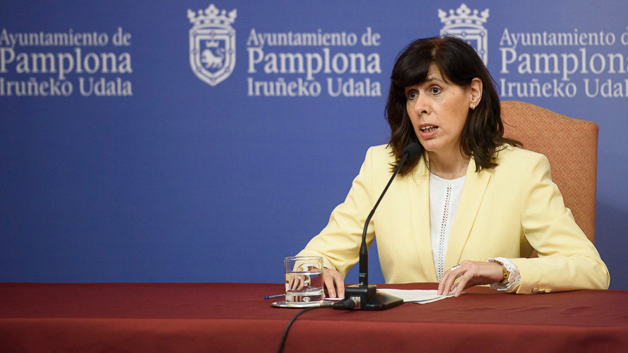 Maite esporrín, concejala de PSN-PSOE, en rueda de prensa. PABLO LASAOSA 3