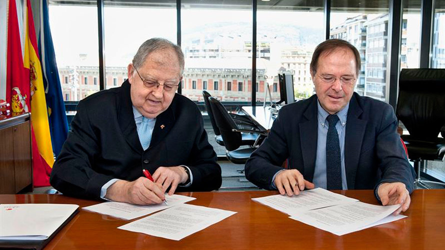 El director general de Salud, Luis Gabilondo, y el presidente de la Asociación de Donantes de Sangre de Navarra (ADONA), Jesús María Más. EP