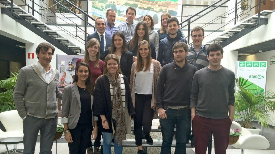 Estudiantes que participan en el concurso de ideas junto con representantes de la Universidad de Navarra y Schneider Electric.