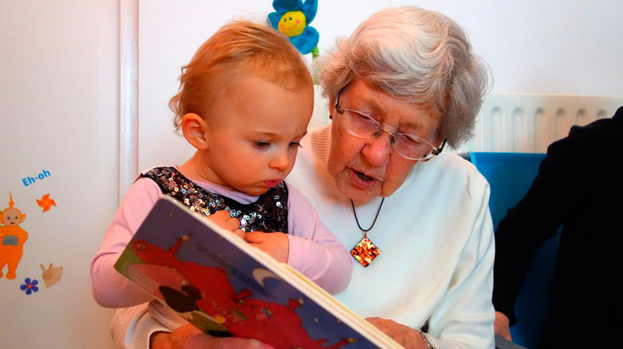 Abuela lee un cuento a su nieta.