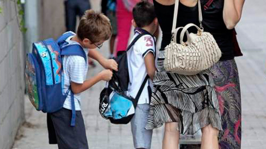Niños con sus mochilas a la salida del colegio. EFE