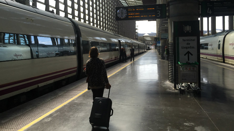 Una persona camina por el andén de la estación de tren de Renfe  en Atocha, Madrid.