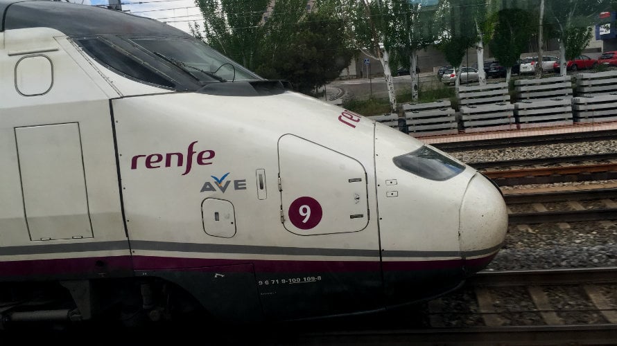 Un tren Altaria de Renfe circula por la vía a punto de llegar a la estación de Atocha en Madrid..