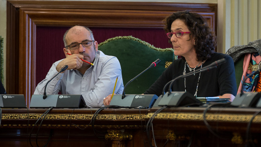 Joxe Abaurrea e Itziar Gómez en la reunión de la Comisión de Asuntos Ciudadanos del Ayuntamiento de Pamplona.. IÑIGO ALZUGARAY