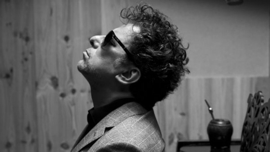 El músico argentino Andrés Calamaro en una imagen de su nuevo álbum, Romaphonic Sessions. CALAMARO.COM