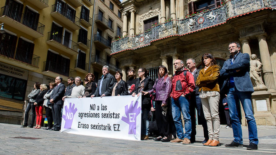 Concentración por parte del Ayuntamiento de Pamplona tras las agresiones sexuales sucedidas días antes. PABLO LASAOSA 3