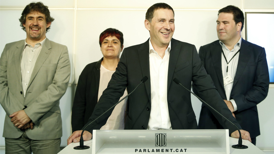 Arnaldo Otegi junto a Pello Urizar, Marian Beitialarrangoitia , y Jon Iñárritu tras las reuniones con diputados catalanes favorables al derecho a decidir. EFE. ANDREU DALMAU