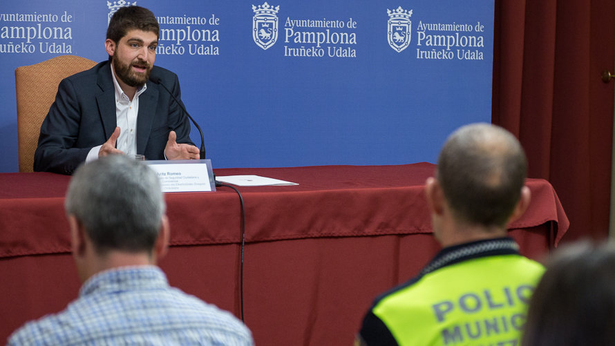 Aritz Romeo, concejal de Seguridad y Convivencia, explica las acciones preventivas que se van a desarrollar tras los últimos casos de agresiones sexuales en Pamplona.. IÑIGO (5)