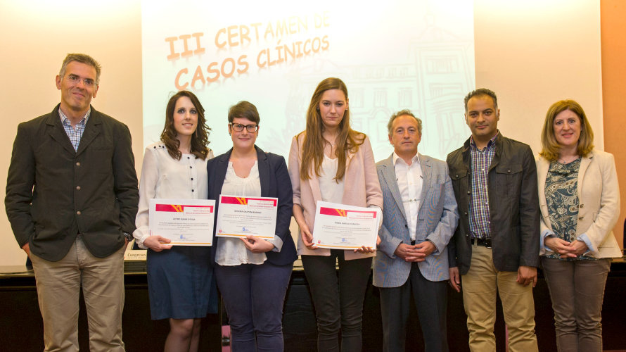 Miembros del jurado posan junto a las premiadas Leyre Zubiri (segundo premio), Begoña Gastón (primer premio), Sonia García (tercer premio).