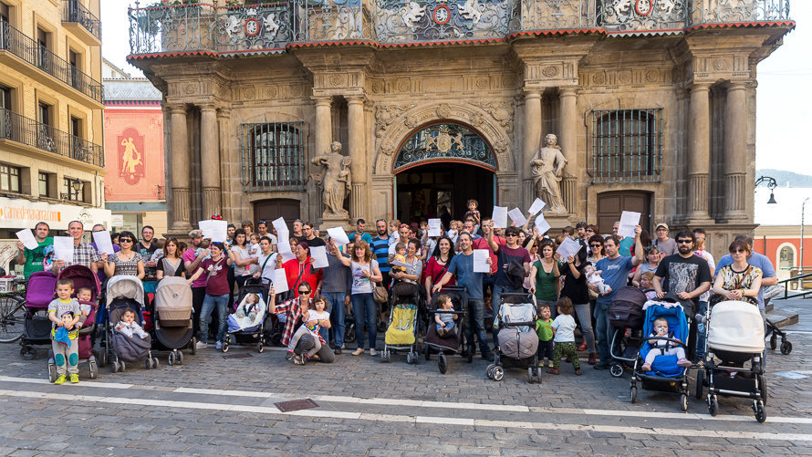 Familias afectadas por las medidas cautelares sobre los cambios en las escuelas infantiles de Pamplona se reúnen a las puertas del Ayuntamiento. (8). IÑIGO ALZUGARAY