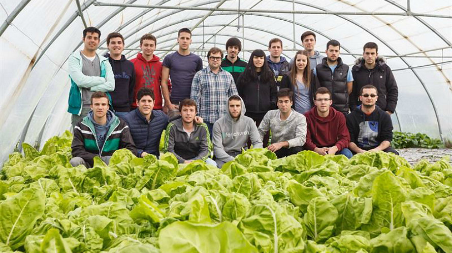 Estudiantes de la UPNA cultivan hortalizas para abastecer al comedor social París 365.