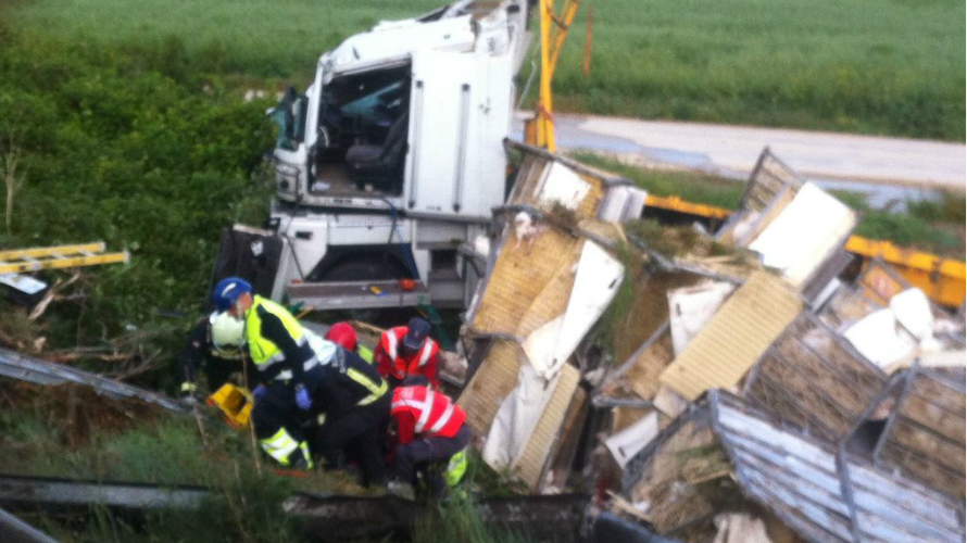 Imagen del camión accidentado en Barásoain, facilitada por la Policía Foral.