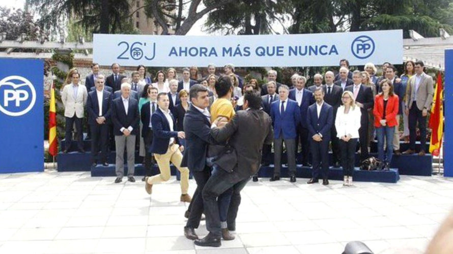 Un espontáneo irrumpe en el acto de Rajoy con sus candidatos al grito 'Sois la mafia'.