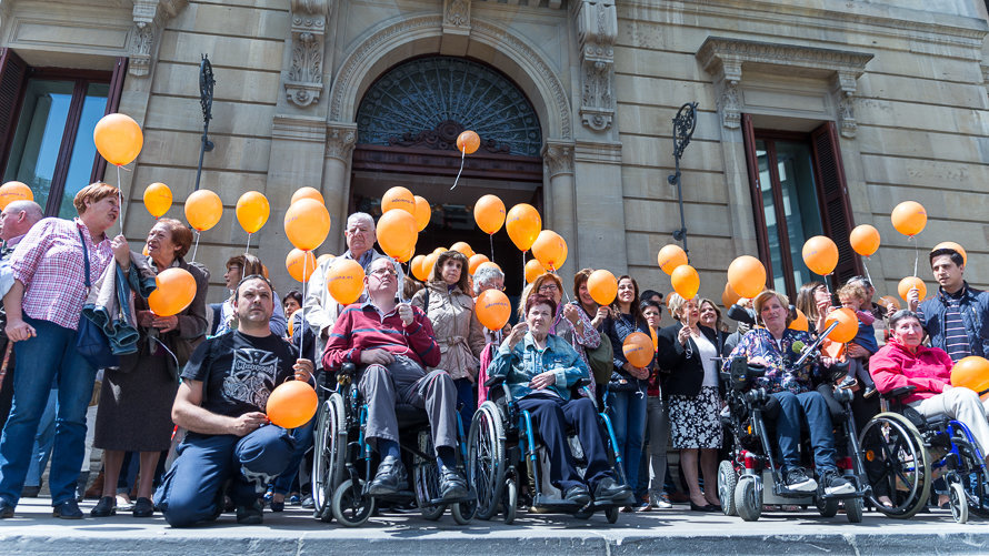 Suelta de globos al cielo de Pamplona para celebrar el día de la Esclerosis Múltiple(5). IÑIGO ALZUGARAY (1)
