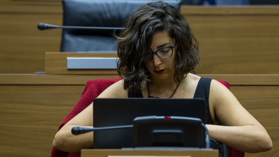 Laura Pérez (Podemos) en el pleno del Parlamento de Navarra. (1). IÑIGO ALZUGARAY