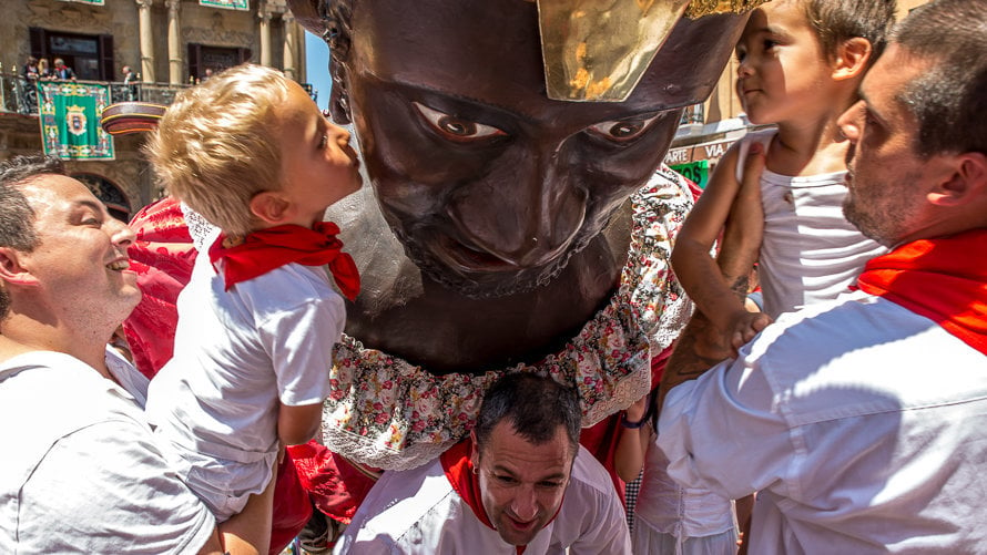 Un niño besa a la gigante americana Braulia durante la despedida de la comparsa de Gigantes y Cabezudos de Pamplona durante San Fermín en los Sanfermines de 2015. ÍÑIGO ALZUGARAY