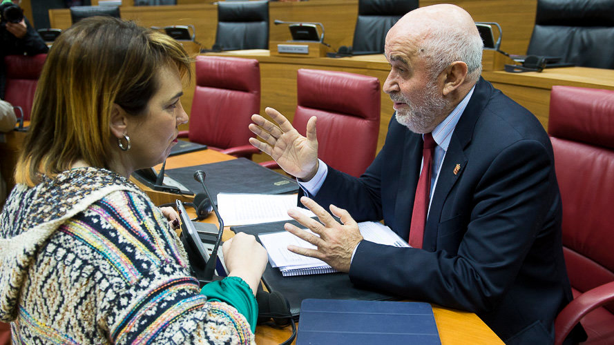La Presidenta del Parlamento, Ainhoa Aznárez haba con José Luis Mendoza, consejero de educación. PABLO LASAOSA 2