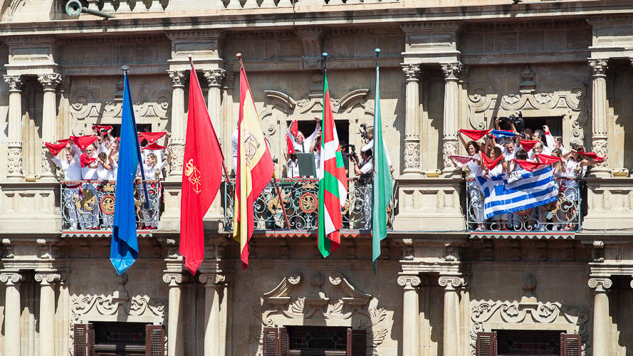 Balcón del Ayuntamiento de Pamplona con la ikurriña colocada durante el Chupinazo por el alcalde Joseba Asirón durante San Fermín en los Sanfermines de 2015. PABLO LASAOSA.