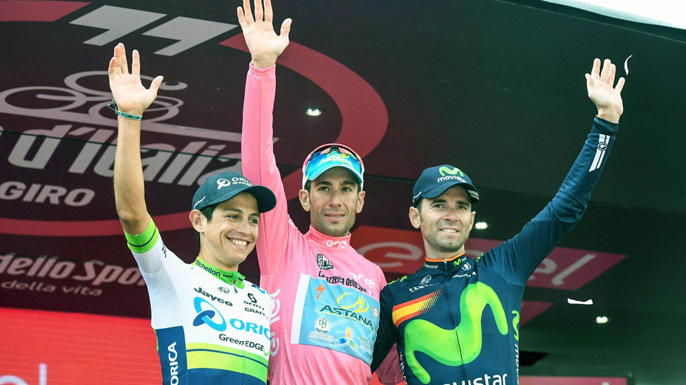. Turin (Italy), 29/05/2016.- The overall winner, Italian rider of Astana Team Vincenzo Nibali (C) celebrates on the podium, with second placed Colombian Esteban Chaves (L) of Orica Greenedge and third placed Spaniard Alejandro Valverde (R) of Movistar after the 21st and last stage of the Giro d'Italia 2016 cycling race, Turin, Italy, 29 May 2016. (Ciclismo, Italia) EFE/EPA/ALESSANDRO DI MEO