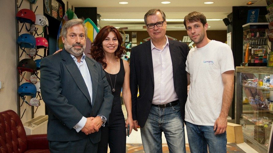 Juan Carlos López de deportes de RTVE.es, Elena Dutra de Lamoona,  Carlos Garcia presidente de FESURF con Pablo Larreta.