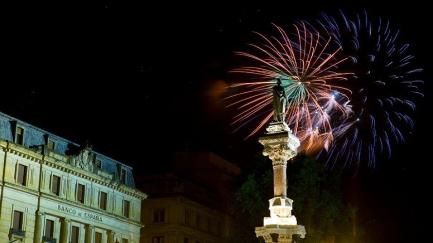 Fuegos artificiales en Pamplona, estatua Fueros, fiesta, noche, sanfermines, San Fermín. JESÚS GARZARÓN 4