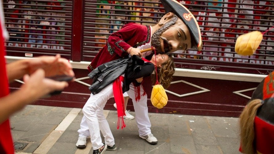 Imagen de un kiliki azotando a una niña en San Fermín. JESÚS GARZARÓN