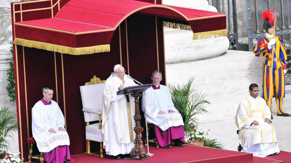 El papa oficia una misa con motivo del Jubileo de los sacerdotes en el Vaticano. EFE