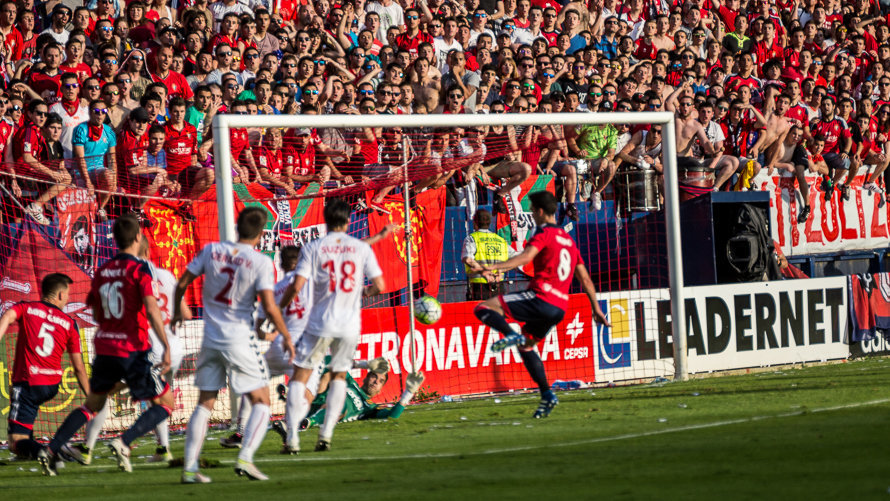 Mikel Merino remata en el segundo gol del partido de play-off Osasuna-Nastic.(1). IÑIGO ALZUGARAY