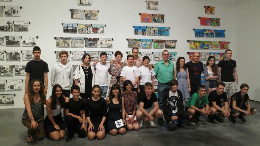 Algunos alumnos y docentes participantes en la exposición VACA IV que se expone en el Centro Huarte de Arte Contemporáneo.