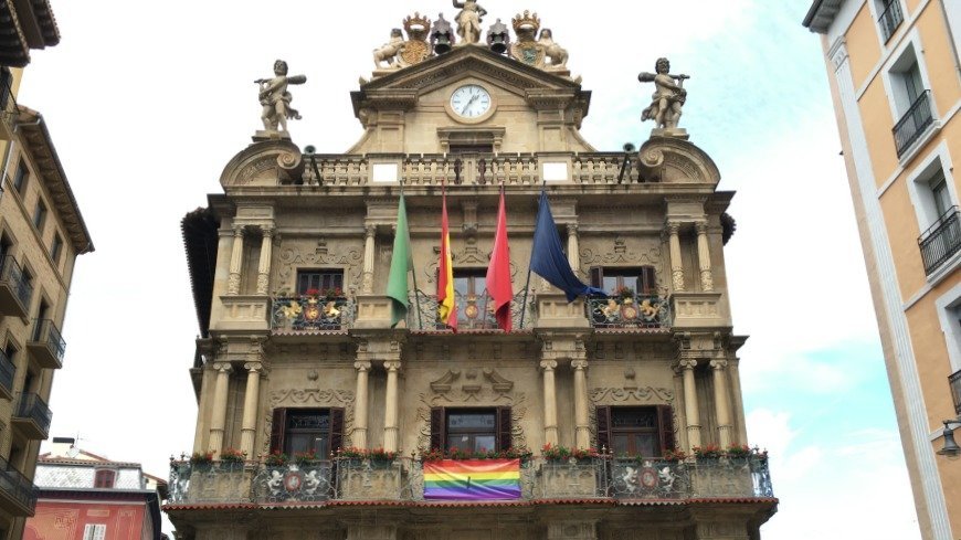 El Ayuntamiento de Pamplona ha colocado este lunes una bandera gay en memoria de las víctimas de la matanza de Orlando. 