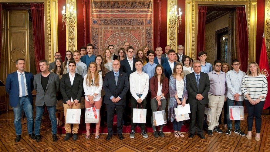 Los alumnos de Navarra de ESO y Bachiller reciben los galardones de la mano del consejero Mendoza. 