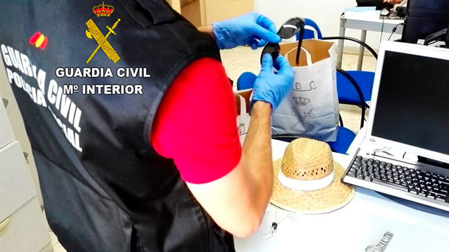 La Guardia Civil con el sombrero de paja y las gafas que utilizaba el violador. GC