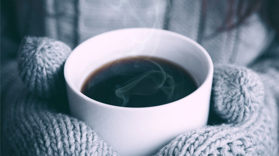 La OMS sugiere que las bebidas muy calientes probablemente sean cancerígenas. café taza