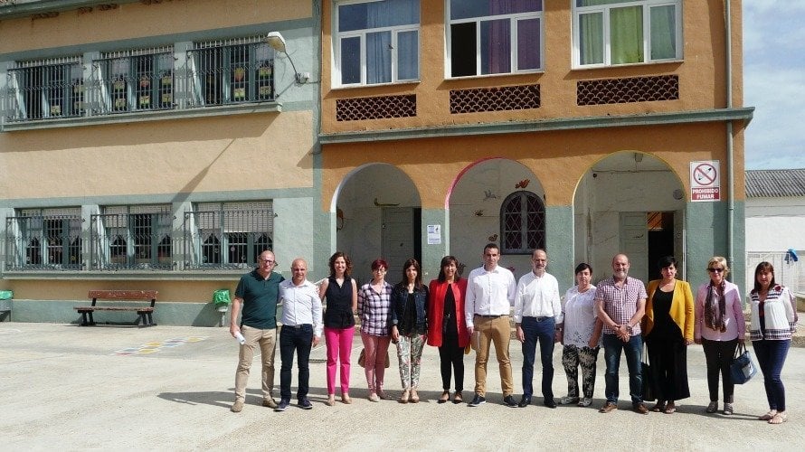 Parlamentarios y docentes delante del edificio de Infantil del colegio público Alfonso X El Sabio de San Adrián.