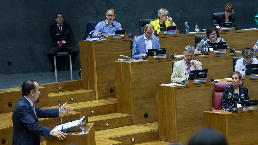 Carlos García Adanero interviene en el pleno del Parlamento de Navarra (4). IÑIGO ALZUGARAY