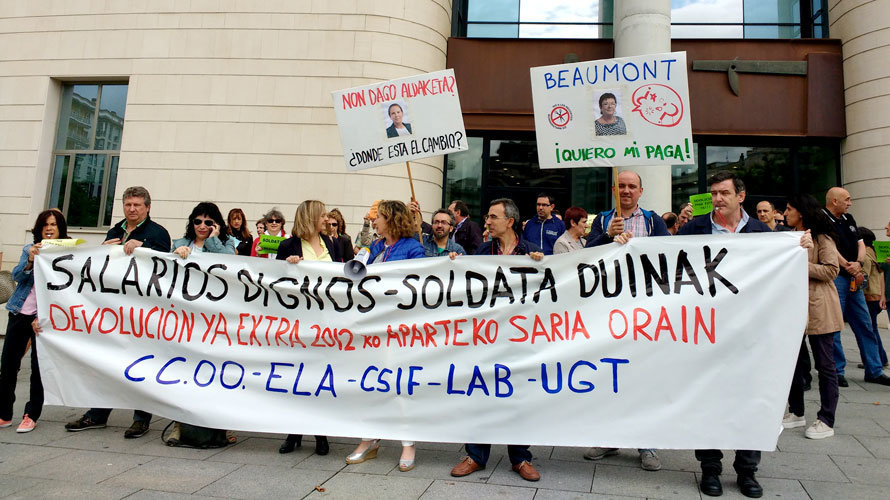 Los sindicatos en la concentración frente al Palacio de Justicia de Navarra.