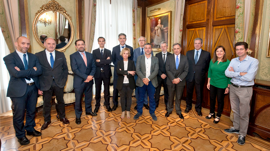 El vicepresidente Laparra junto a otros representantes del Gobierno de Navarra y de los principales agentes del sector de la vivienda en alquiler.