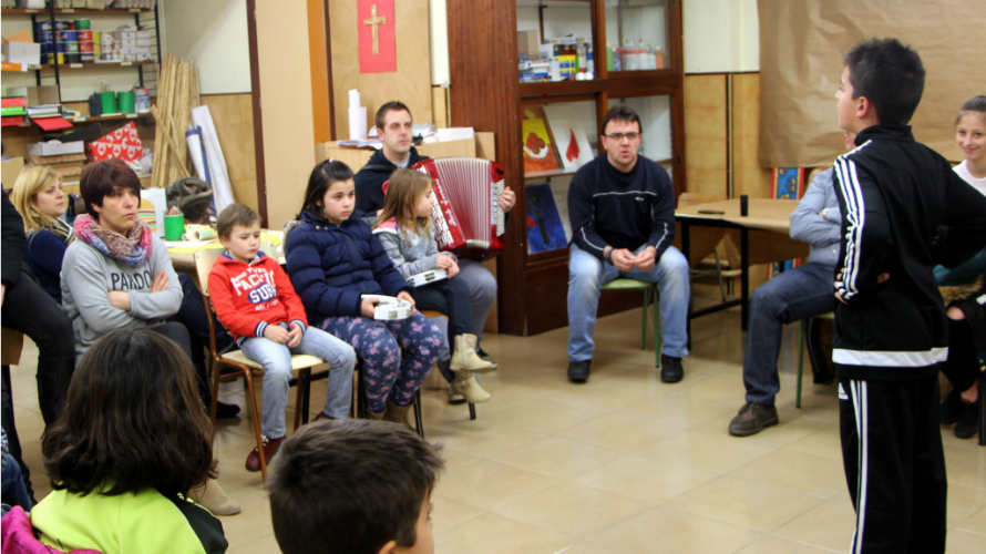 La Escuela de Jotas del colegio Irabia con su fundador, Iñaki Reta, con el acordeón.
