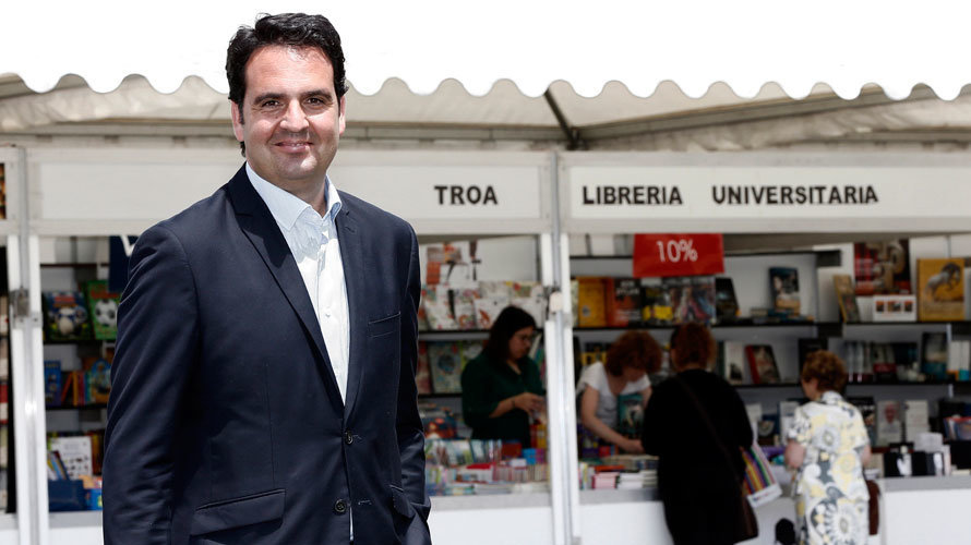 Íñigo Alli (UPN-PP) posa frente a la Feria del Libro de Pamplona EFE/Jesús Diges