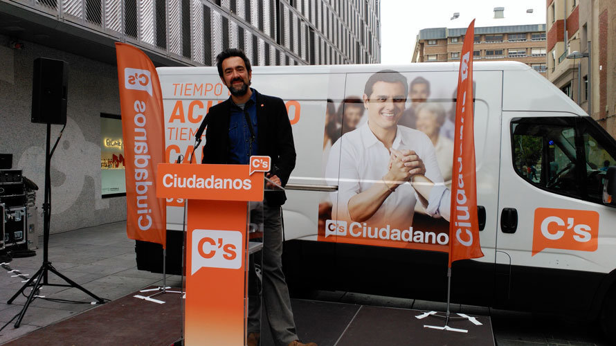 Ramón Romero durante un acto de campaña frente a El Corte Inglés en Pamplona