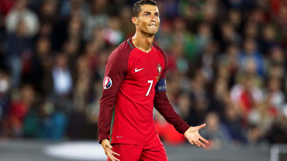. Paris (France), 18/06/2015.- Portugal's Cristiano Ronaldo reacts during the UEFA EURO 2016 group F preliminary round match between Portugal and Austria at Parc des Princes Stadium in Paris, France, 18 June 2016. The match ended 0-0. (RESTRICTIONS APPLY: For editorial news reporting purposes only. Not used for commercial or marketing purposes without prior written approval of UEFA. Images must appear as still images and must not emulate match action video footage. Photographs published in online publications (whether via the Internet or otherwise) shall have an interval of at least 20 seconds between the posting.) (Francia) EFE/EPA/MIGUEL A. LOPES EDITORIAL USE ONLY