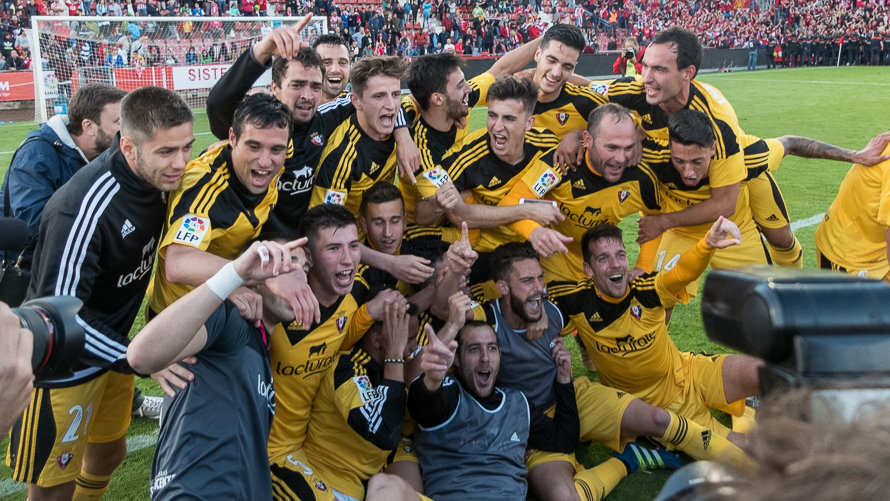 Osasuna celebra el ascenso en el terrero de juego del estadio Montilivi (1). IÑIGO ALZUGARAY