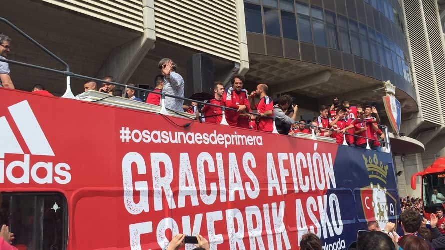 Comitiva de Osasuna en su desfile por el centro de Pamplona para celebrar el ascenso