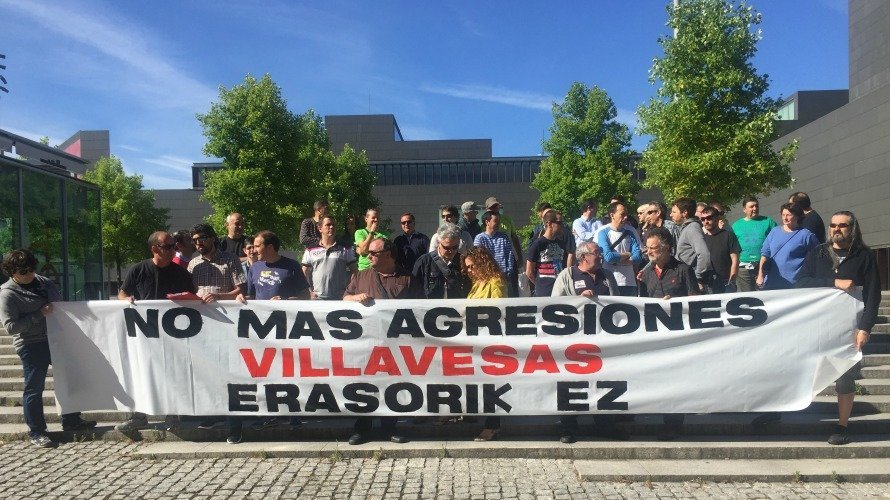 Los conductores de las villavesas en Pamplona se concentran frente a la MCP durante este lunes 20 de junio. 