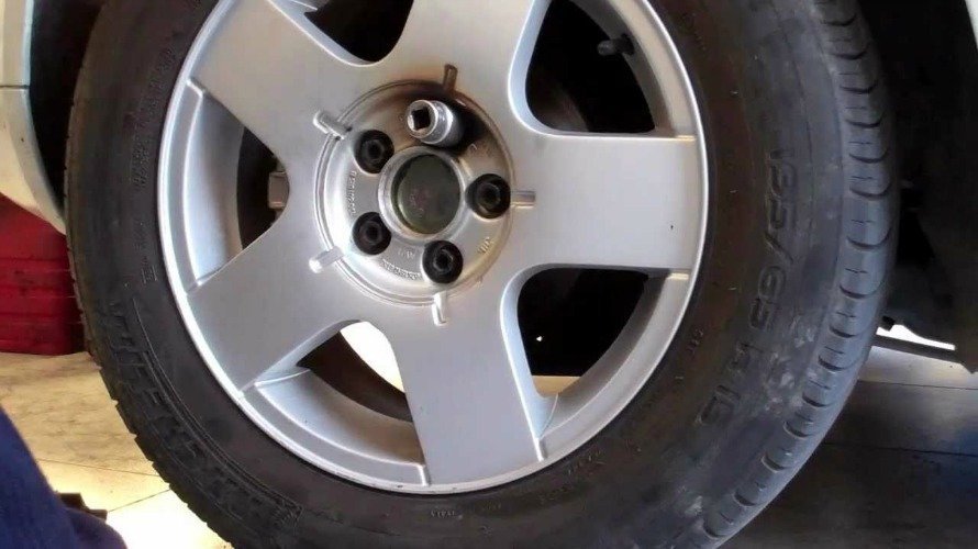 Una rueda de un vehículo sin los tornillos que la sujetan.