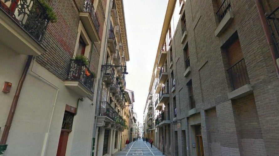 Imagen de la calle Eslava, en un tramo algo posterior al cruce de la misma con Jarauta, en el Casco Viejo de Pamplona. 
