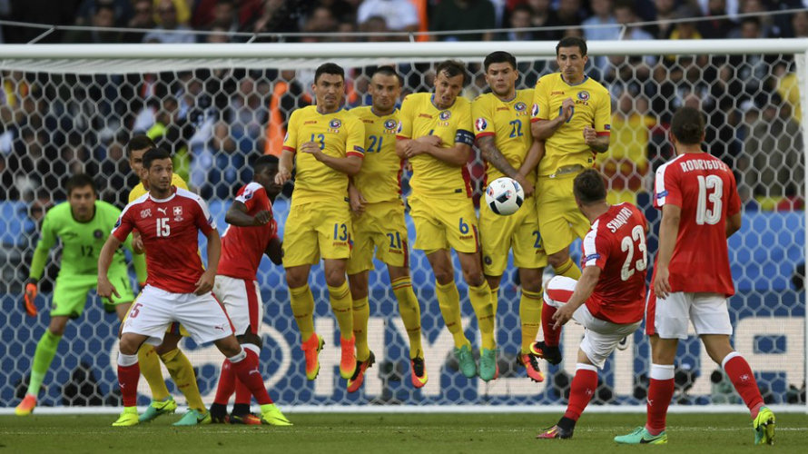 Barrera de la selección rumana ante Suiza (1-1) en la Eurocopa. Uefa.com